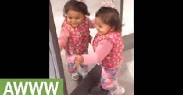 بالفيديو.. رد فعل طفلة ترى نفسها في المرآة لأول مرة