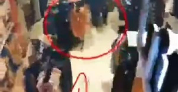 امرأة تحاول خطف طفلة من والدتها داخل محل ملابس (فيديو)