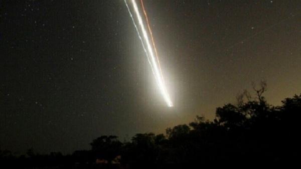 نيزك يخترق الغلاف الجوي الأرضي بسرعة لا تصدق(فيديو)