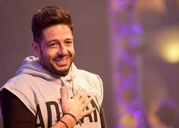 مُعجب يرمي بهاتفه على رأس المغني المصري "محمد حماقي"(فيديو)