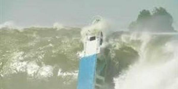 موجة هائلة تتسبب في انقلاب قارب صغير