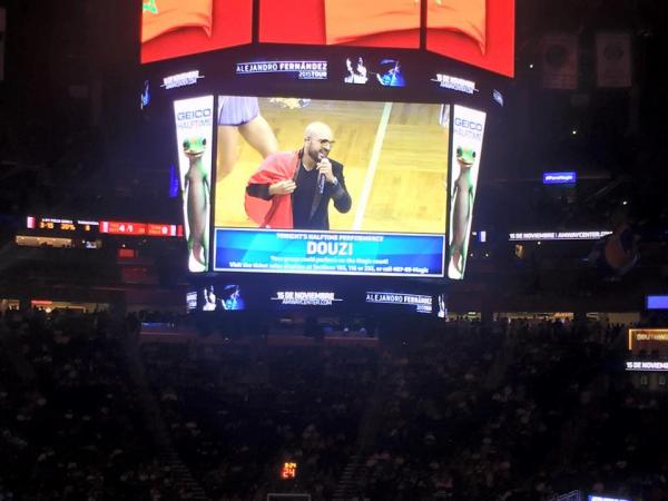 بالفيديو و الصور : الفنان الدوزي يفعلها و يُغني "العيون عينيا" في حفل "NBA" بأمريكا !