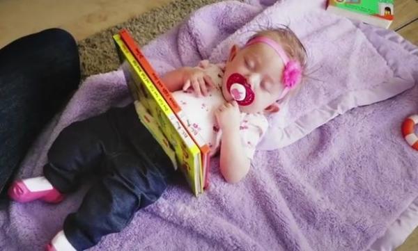 بالفيديو: ساحر يقص ابنته من المنتصف وهي نائمة