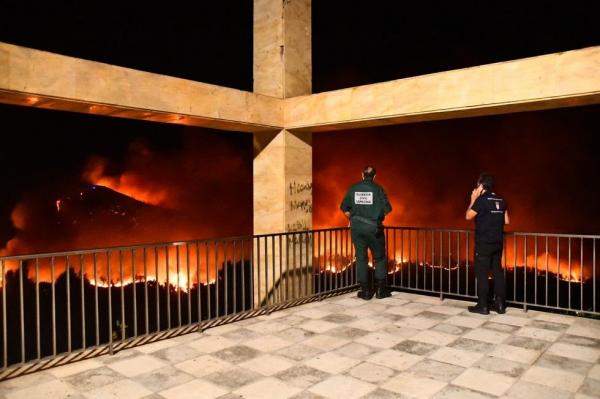 الأسوأ في تاريخها..اندلاع حريق مهول بسبتة قرب الحدود المغربية(فيديو)