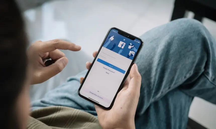 متابعة فايسبوكي بتهمة إهانة عامل إقليم الرحامنة وباشا بن جرير