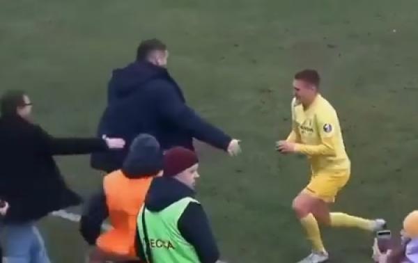 بالفيديو..  حارس أمن يفسد طلب زواج رومانسي في ملعب كرة قدم