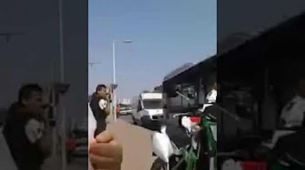 لحظة القبض بسلا  على 8 منحرفين مدججين بالأسلحة البيضاء