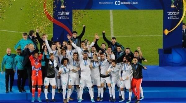 بالفيديو: لقطتان طريفتان لأشرف حكيمي أثناء رفعه لكأس العالم للأندية