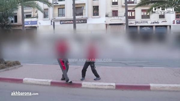 شدو ولادكم..يلعبون في الشارع رغم تطبيق حالة الطوارئ الصحية