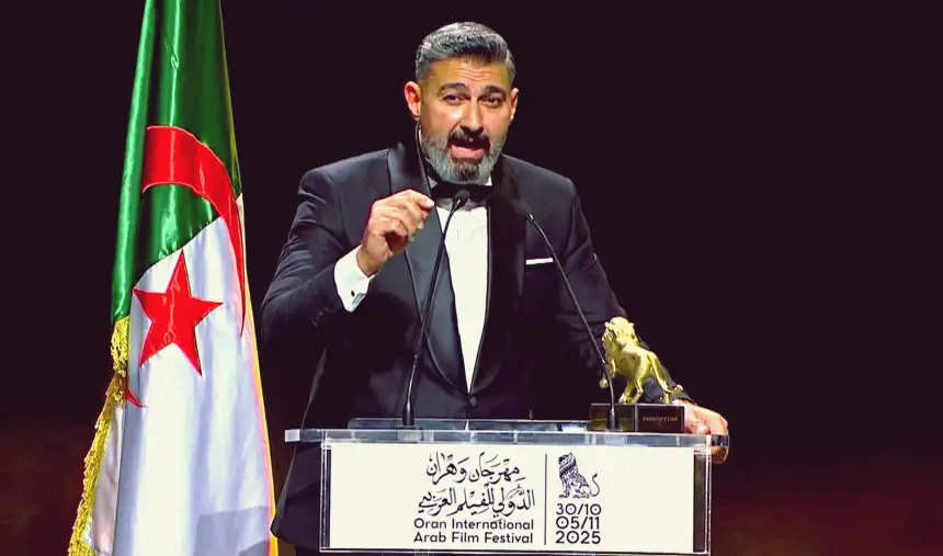 زعم أن الجزائر أرسلت جنودا لحماية المصريين.. الفنان ياسر جلال يثير جدلا واسعا على هامش مهرجان وهران للفيلم (فيديو)