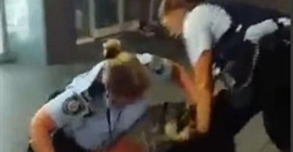 بالفيديو.. شرطيتان تفشلان في السيطرة على فتاة مخمورة