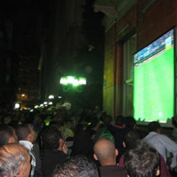 التسول هو الحل الوحيد لمشاهدة الخضر