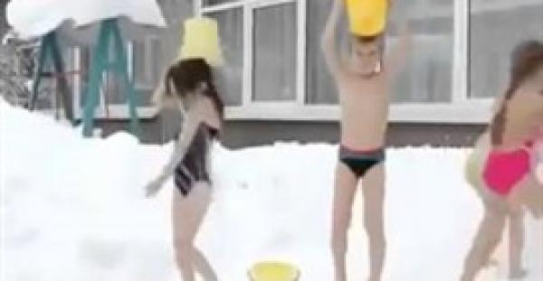 بالفيديو.. أطفال روسيون يستقبلون الثلج بـ"المايوه"