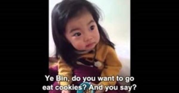 بالفيديو.. أم تعلم طفلتها طريقة الرد على الغرباء بشكل طريف