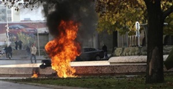 بالفيديو والصور.. لحظة إشعال امرأة النار في نفسها أمام مقر الرئيس البلغاري