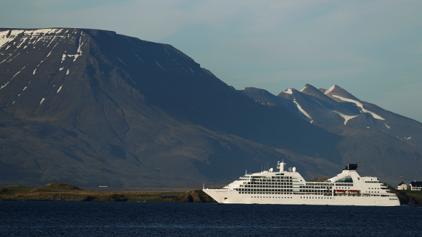 امرأة تسقط من باخرة سياحية وتمضي 10 ساعات وحيدة في البحر!