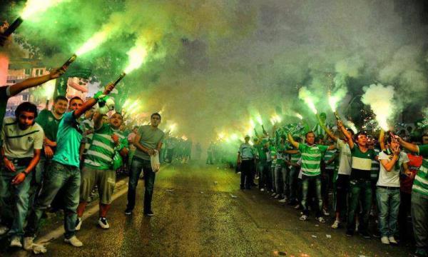 الجمهور الوجدي يخرج إلى الشارع احتفالا بعودة "سندباد الشرق" الى قسم الأضواء 