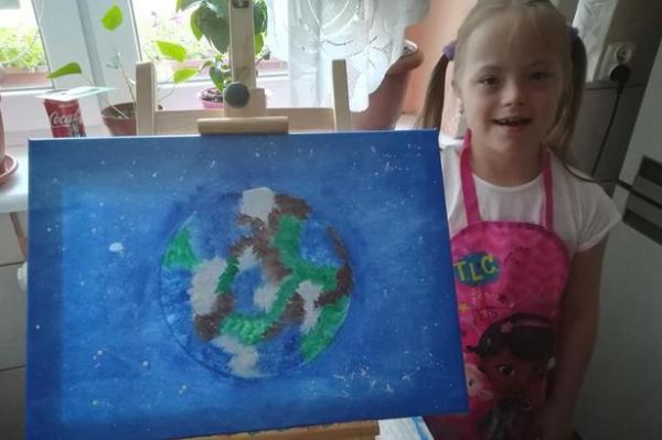 ملكة بريطانيا تفاجئ طفلة مصابة بمتلازمة داون بعد إهدائها لوحة فنية