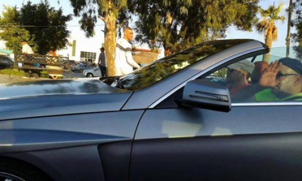 الملك محمد السادس يقود سيارته الخاصة بدون بروتكول في أحد شوارع فـاس