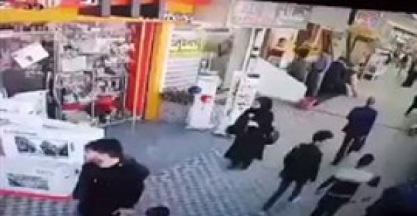 لص يسرق تليفزيون من أمام محل بوضح النهار (فيديو)