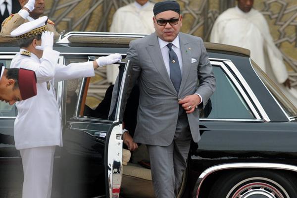 الملك يعزي أسر ضحايا فاجعة سيدي قاسم ويتكفل بدفن القتلى وعلاج المصابين