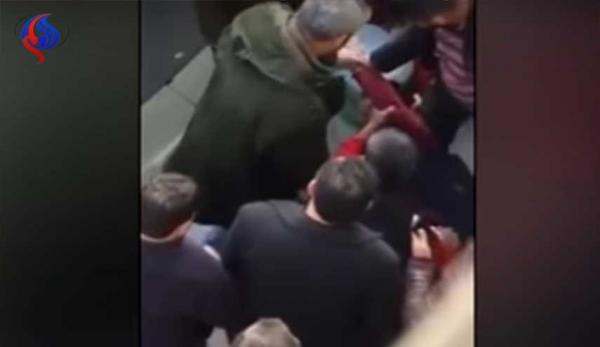 شبيه لمنفذ هجوم إسطنبول يتلقى اللكمات بالشارع