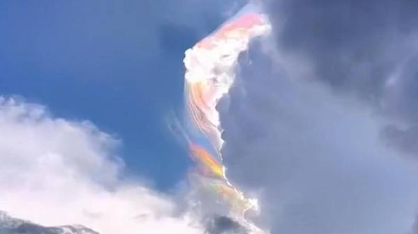 رصد ظاهرة ساحرة ونادرة جدا في سحب السماء(فيديو)