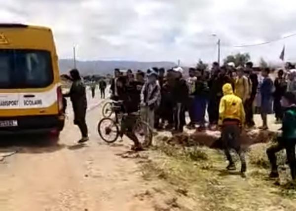 في مشهد مرعب: منحرفون يعترضون سيارة للنقل المدرسي بقلعة السراغنة والدرك يتحرك (فيديو)