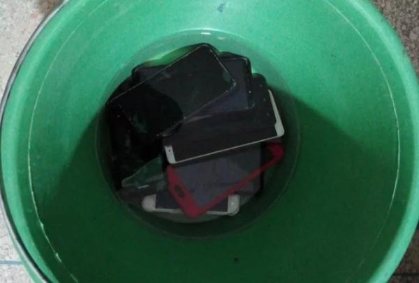 مؤسسة تغرق هواتف التلاميذ في الماء بدعوى محاربة الغش(صور)