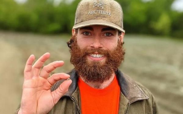 امريكى يشرع في التنقيب عن الماس الخام لصنع خاتم زواج لصديقته