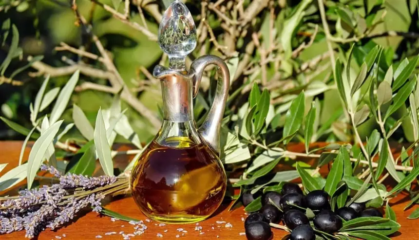 سائل الذهب تحت المجهر.. دراسة تحذّر من الإفراط في زيت الزيتون