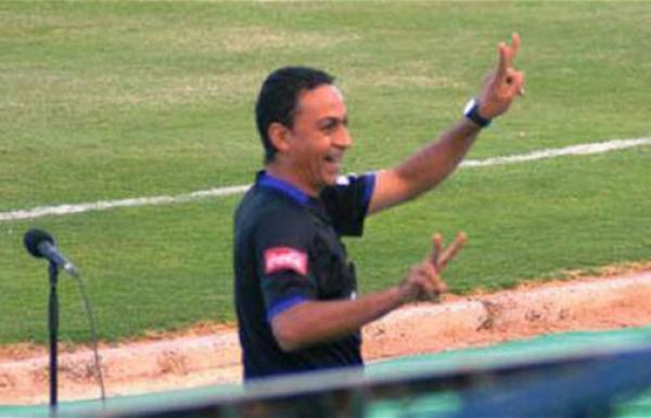 خوفا من شارة رابعة حكم مصري يستعمل يديه الإثنين للتعبير عن 4 دقاق من الوقت بدل من الضائع