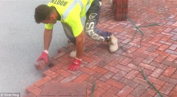 بالفيديو: هل هذا الرجل هو الأكثر "حماسة" في عمله بالعالم؟