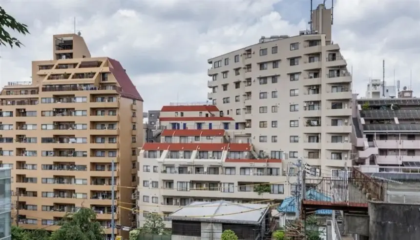 فيديو صادم.. فتاة تحاول الانتحار من الطابق الـ20 وشعرها ينقذها من الموت!