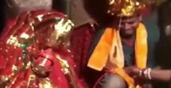 عريس يدخل في نوبة بكاء بعد إجباره على الزواج (فيديو)