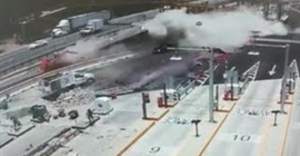 شاهد.. لقطات كارثية لـ«لوري» تنقلب على الطريق وتصطدم بعمال بناء