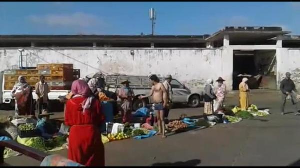 خطير: مشرمل يفرض إتاوات على الباعة المتجولين تحت التهديد بسوق الحرية بالقنيطرة