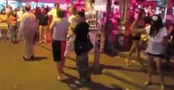 بالفيديو.. شاهد ماذا فعلت 3 فتيات ليل مع شاب حاول معاكستهن