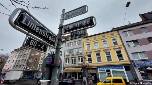 تشويه اسم شارع باللغة العربية في دوسلدورف بملصقات معادية للأجانب