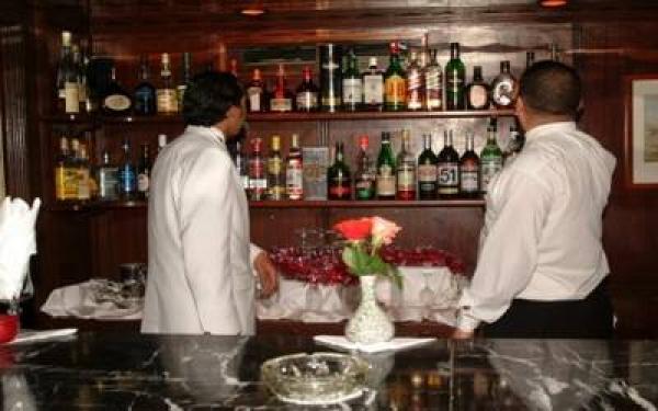 سعودي مخمور يسب رجال الأمن بإحدى حانات القنيطرة و يقذف أحدهم بقنينة خمر