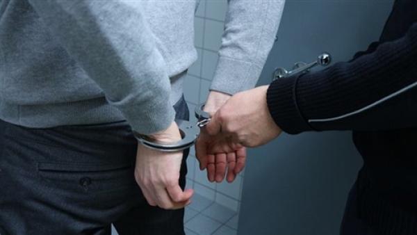 سجين غبي يهرب من السجن ويطلب من شرطي "توصيله"