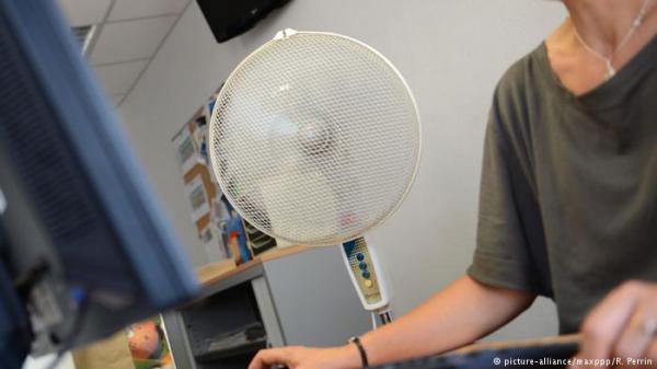 وسط موجة الحر.. هل النوم أمام المروحة مضر بالصحة؟