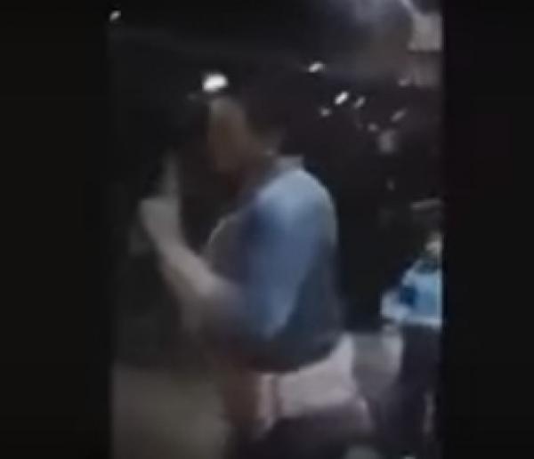 مرة أخرى..شاذ جنسي يرتدي حلقات وملابس نسائية يتعرض للضرب بمكناس"فيديو"