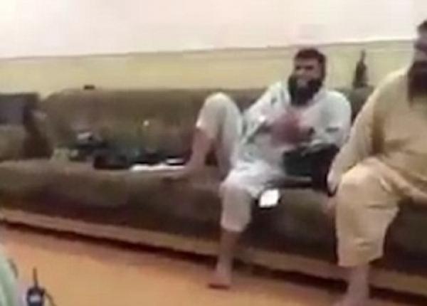 بالفيديو.. دواعش يسخرون من فتاة أثناء اغتصابها