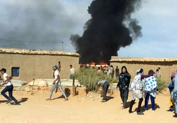 موجة رعب شديدة تجتاح مخيمات تندوف وعسكريو الجبهة يجبرون المحتجزين على حمل السلاح لاستعمالهم كدروع بشرية