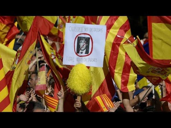 مئات الآلاف في شوارع برشلونة يتظاهرون ضد انفصال الإقليم عن إسبانيا