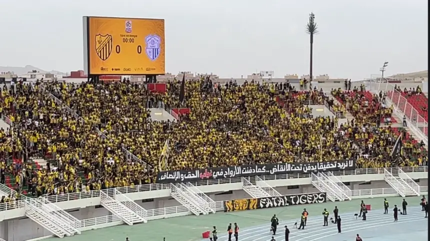 جماهير المغرب الفاسي تترحم على ضحايا انهيار عمارة عن النقبي بفاس