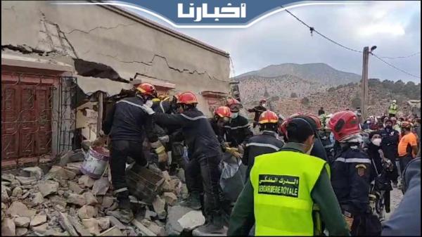 لحظة إخراج جثة طفل من تحت الأنقاض بدوار أمزميز