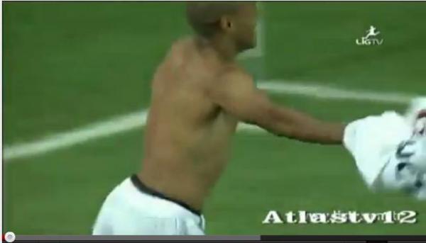 مشجع يخطف قميص لاعب اثناء احتفاله بالهدف