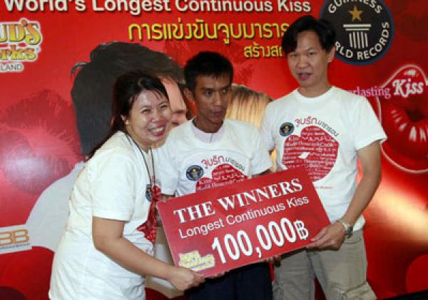 أطول قبلة في العالم مدتها 58 ساعة و35 دقيقة و58 ثانية